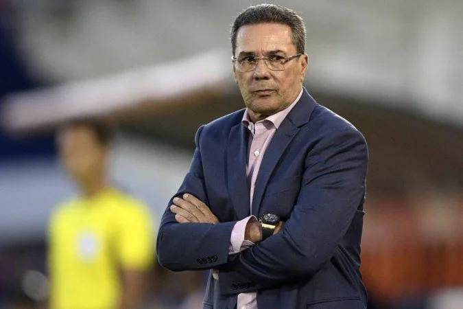Vanderlei Luxemburgo ve o Palmeiras 'mais solido' do que o Flamengo