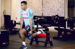 Alex Sandro segue em tratamento para recuperacao de lesao na panturrilha esquerda (Foto: Adriano Fontes / Flamengo)