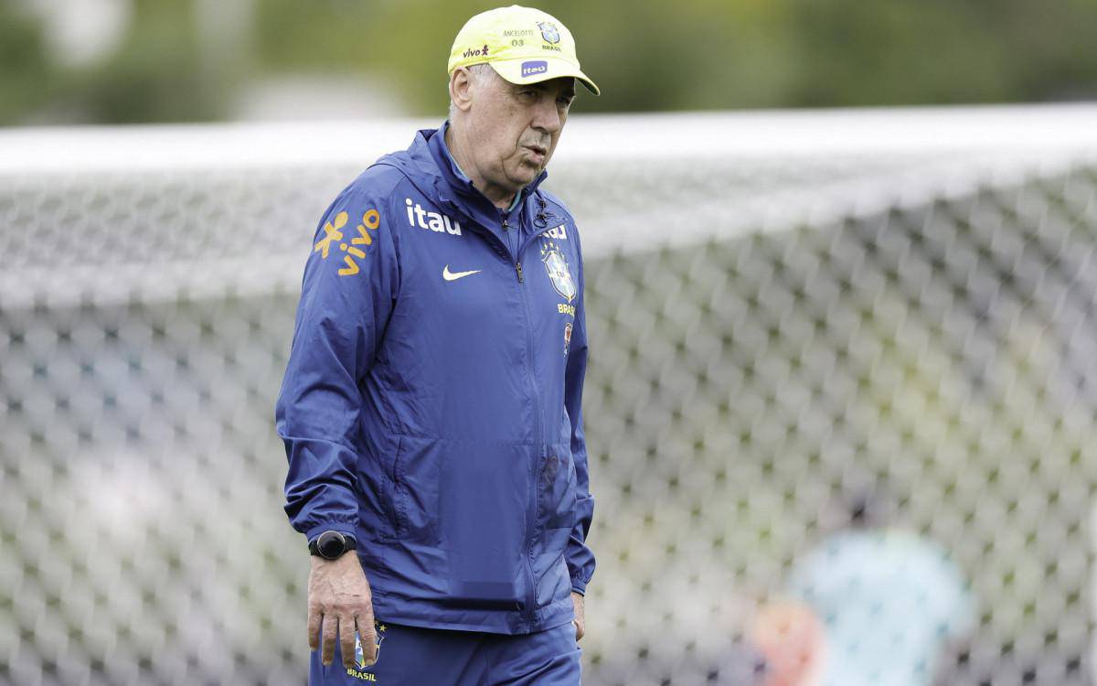 Carlo Ancelotti em treino da Selecao
