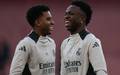 Rodrygo e Vini Jr em acao durante treino do Real Madrid (Foto: Adrian Dennis / AFP