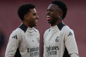 Rodrygo e Vini Jr em acao durante treino do Real Madrid (Foto: Adrian Dennis / AFP)