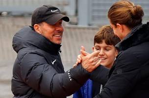 Filipe Luis abraca Diego Simeone em visita ao Atletico de Madrid (Foto: Divulgacao/Atletico de Madrid)