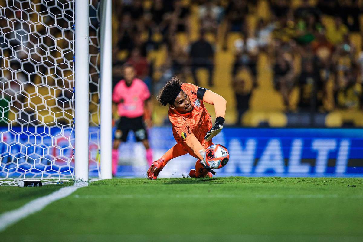 Hugo pega penalti, Corinthians vence Novorizontino com gol 'heroico' de Alex Santana e vira melhor campanha do Paulistao