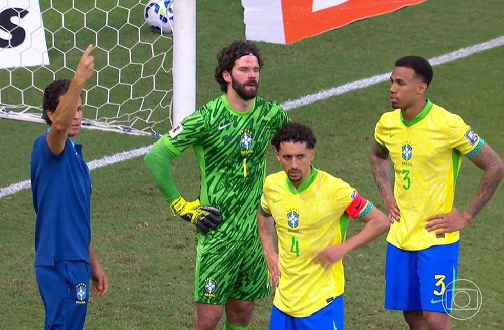 Alisson, com rosto machucado, foi substituido em Brasil x Colombia