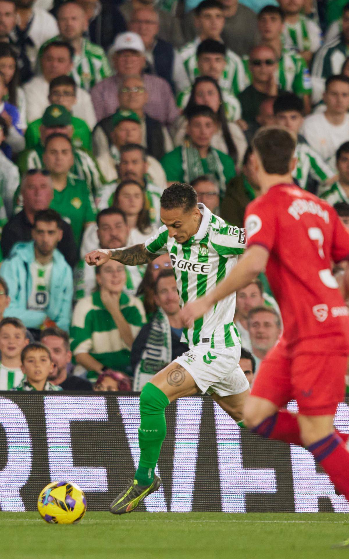 Antony em acao durante o classico entre Betis e Sevilla