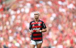 Luiz Araújo exalta Flamengo após título carioca e responde Mano Menezes