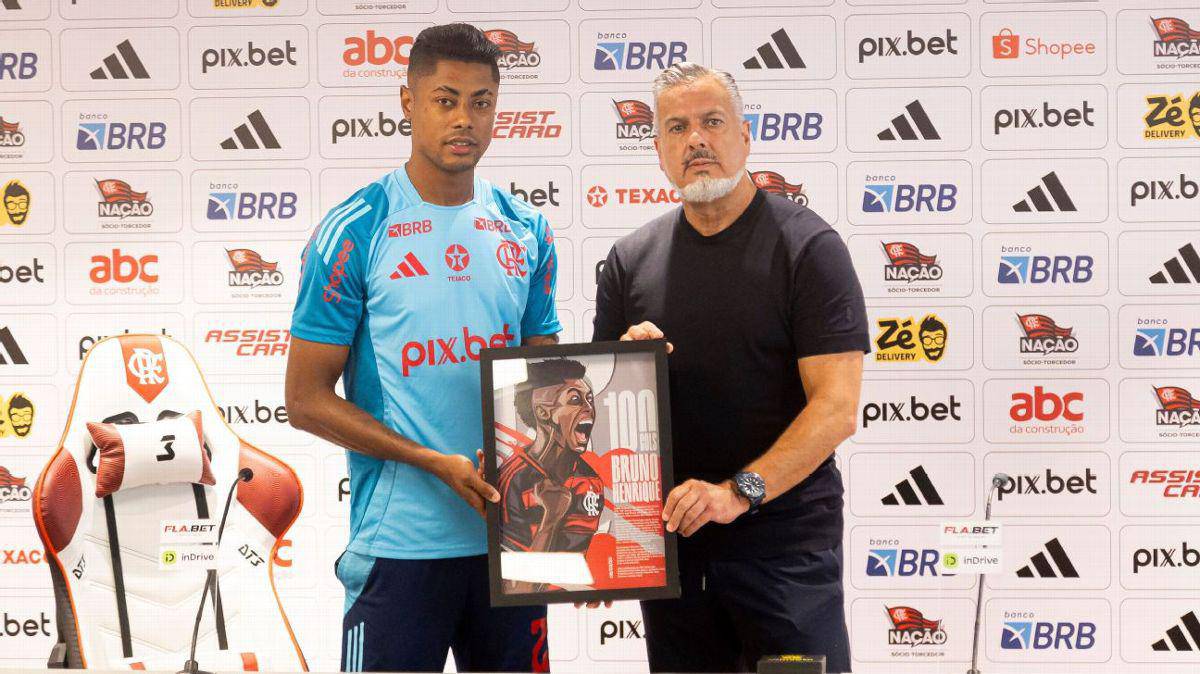 Bruno Henrique recebe placa em homenagem aos 100 gols com a camisa do Flamengo