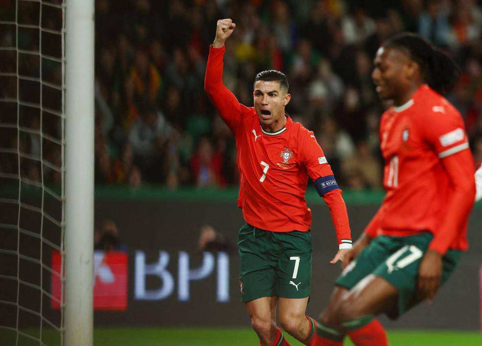 Cristiano Ronaldo comemora o gol contra que coloca Portugal na frente da Dinamarca