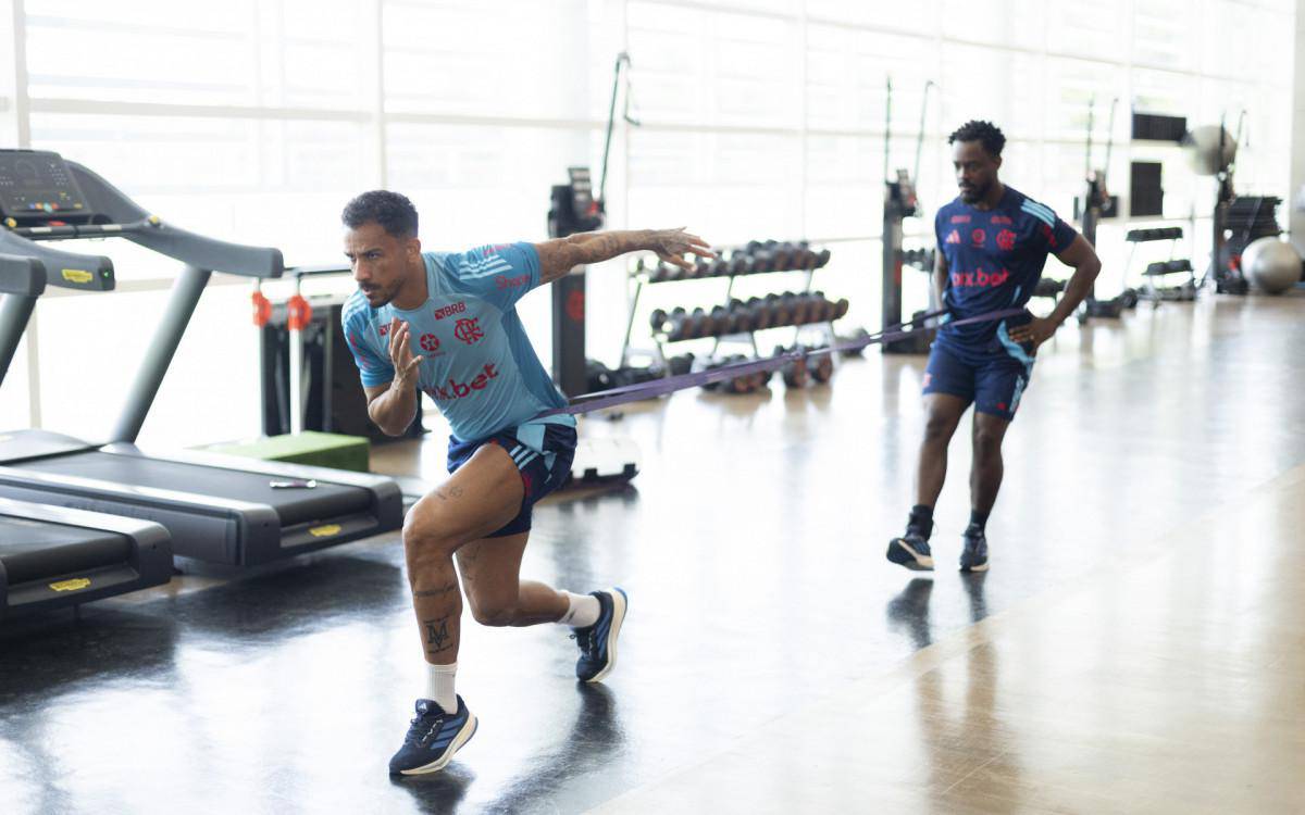 Danilo em acao na academia do CT Ninho do Urubu