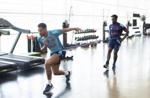 Danilo em acao na academia do CT Ninho do Urubu (Foto: Adriano Fontes / Flamengo)