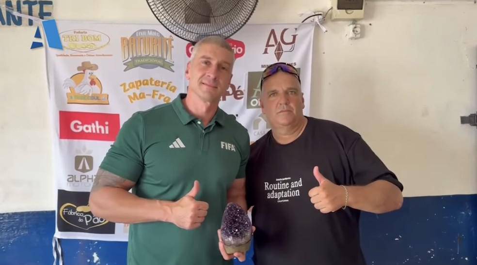 Daronco com a pedra ametista que recebeu ao apitar o jogo amador