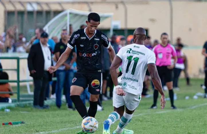 Dino derrotou o Botafogo-PB no Marizao e esta a um empate de ser tetracampeao paraibano, gracas ao gol de Pedro Lima.
