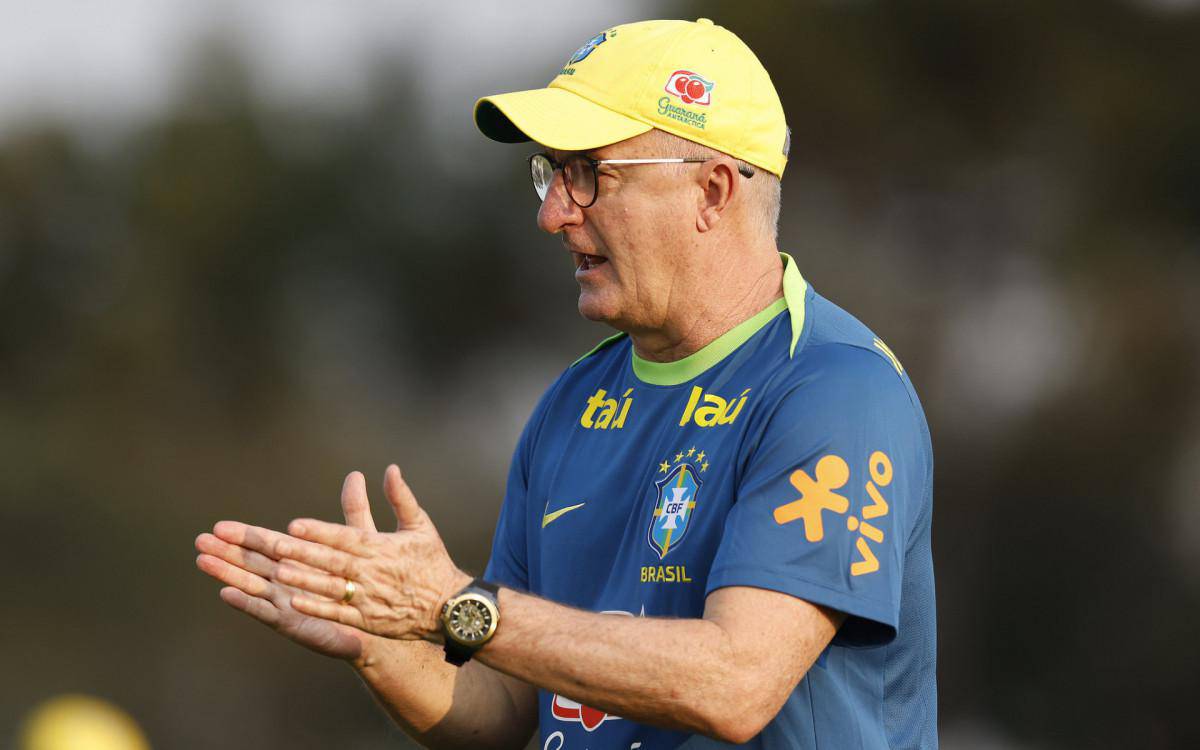 Dorival Junior em acao durante treino da selecao brasileira