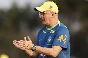 Dorival Junior em acao durante treino da selecao brasileira (Foto: Rafael Ribeiro / CBF)