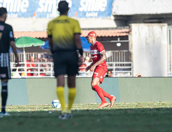 Gol polêmico no Alagoano: VAR anula decisão do árbitro e CRB é tetracampeão