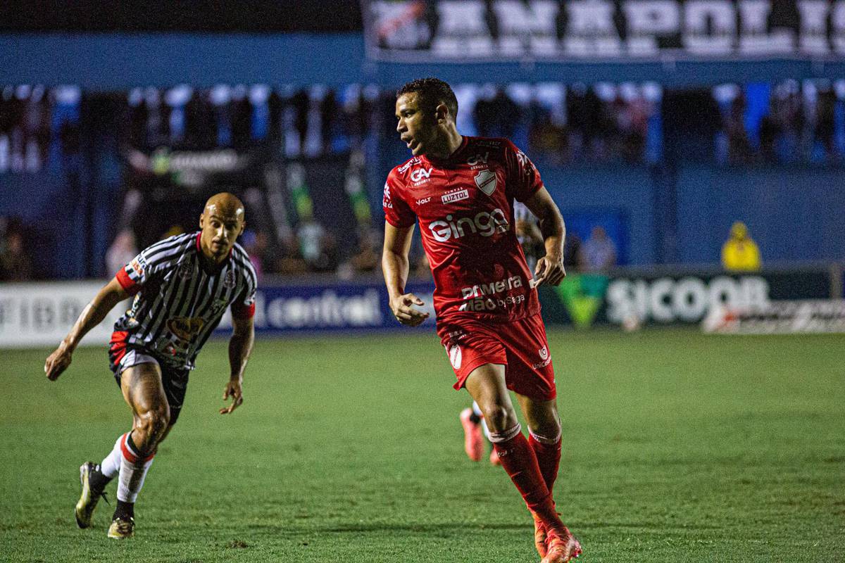 Em partida de ida da final do Campeonato Goiano, que teve atraso de 1h30, o Galo da Comarca se sobressaiu diante do Vila Nova no Estadio Jonas Duarte.