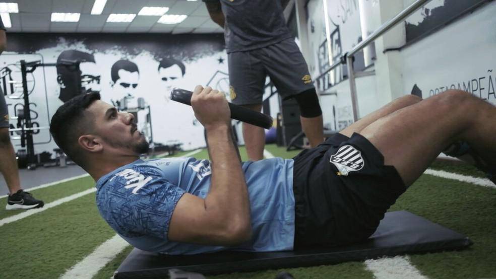 Joao Paulo durante trabalho de fisioterapia no Santos