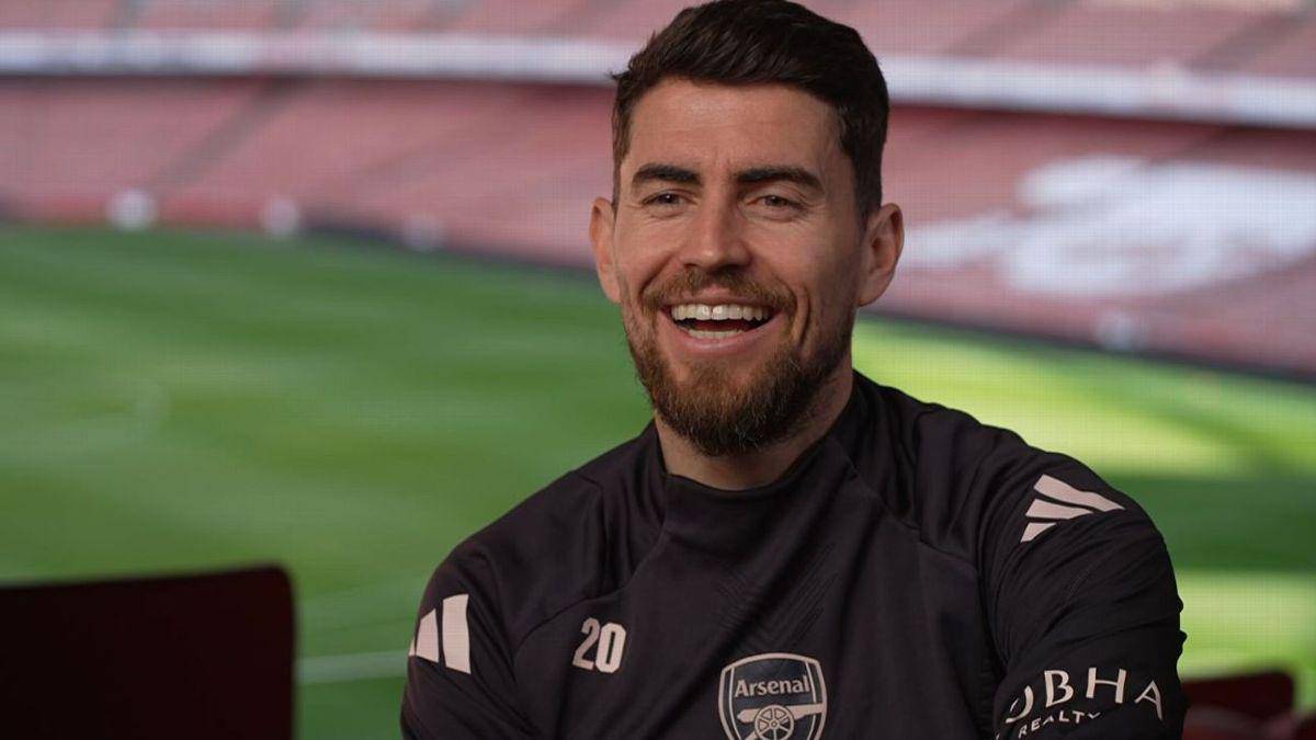 Jorginho, meio-campista do Arsenal, sorri em entrevista a ESPN