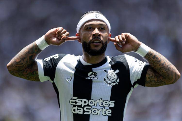 Memphis Depay em acao pela selecao holandesa -