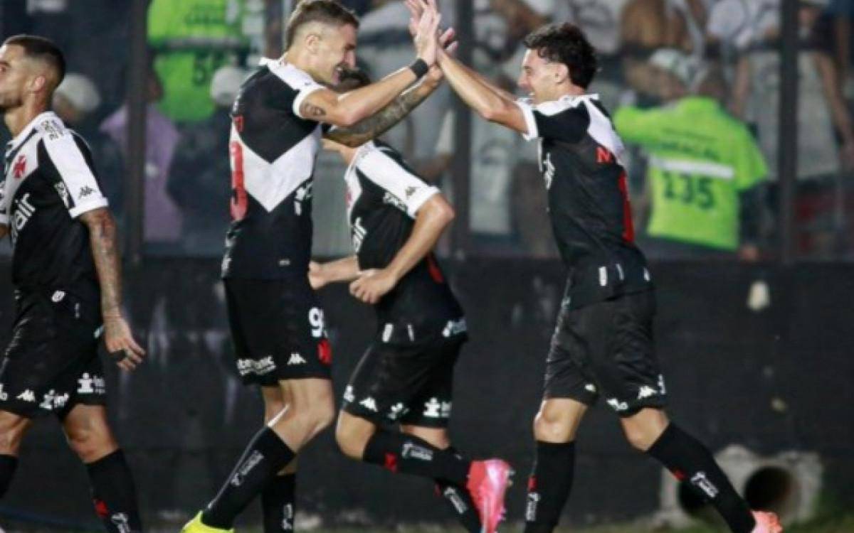 Nuno Moreira e Vegetti fizeram os gols da vitoria do Vasco sobre o Santos