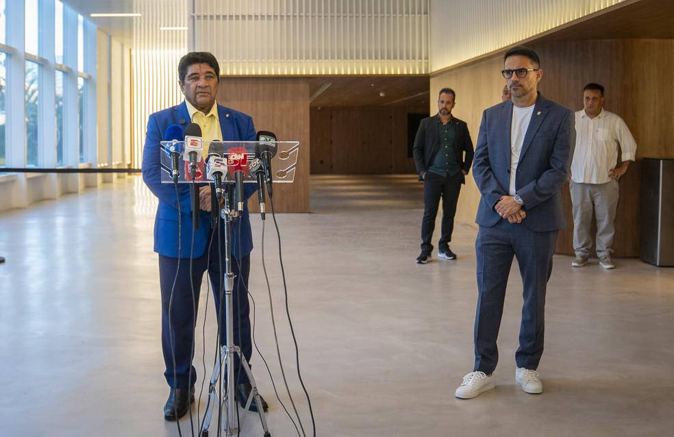 Rodrigo Caetano acompanha pronunciamento de Ednaldo Rodrigues, que anunciou a demissao do tecnico Dorival Junior