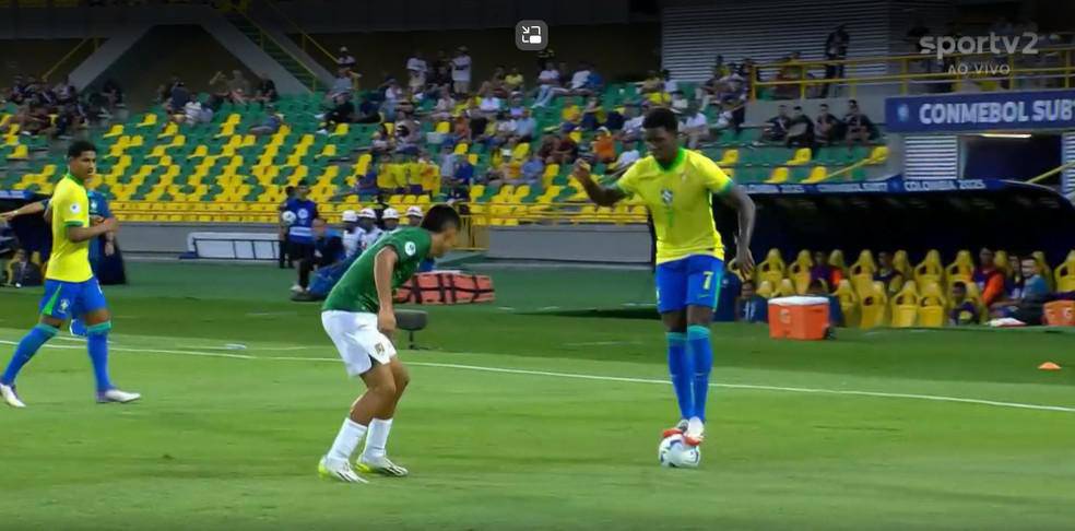 Ruan Pablo subiu em cima da bola e levou cartao amarelo