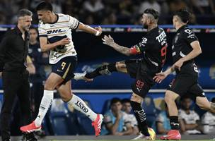 Sergio Ramos agride atacante do Pumas (Foto: Yuri Cortez / AFP)