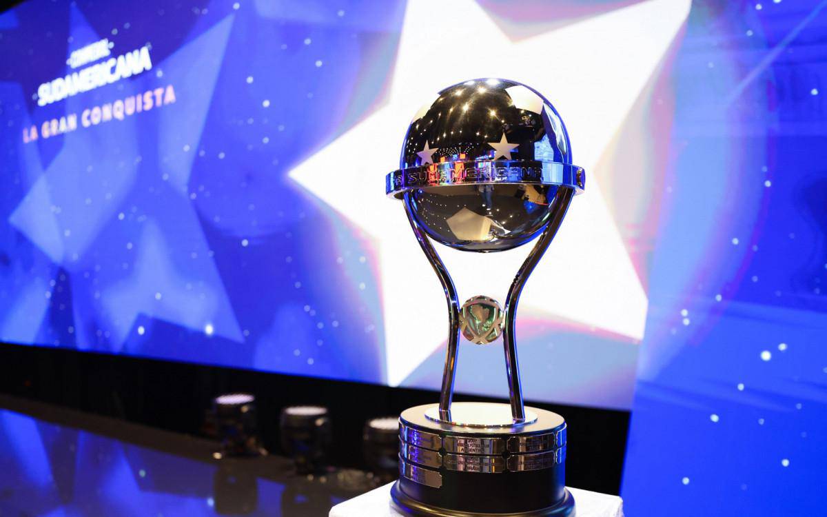 Trofeu da Sul-Americana. Fluminense e Vasco estao na briga pelo titulo em 2025