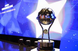 Trofeu da Sul-Americana. Fluminense e Vasco estao na briga pelo titulo em 2025 (Foto: Divulgacao / Conmebol)