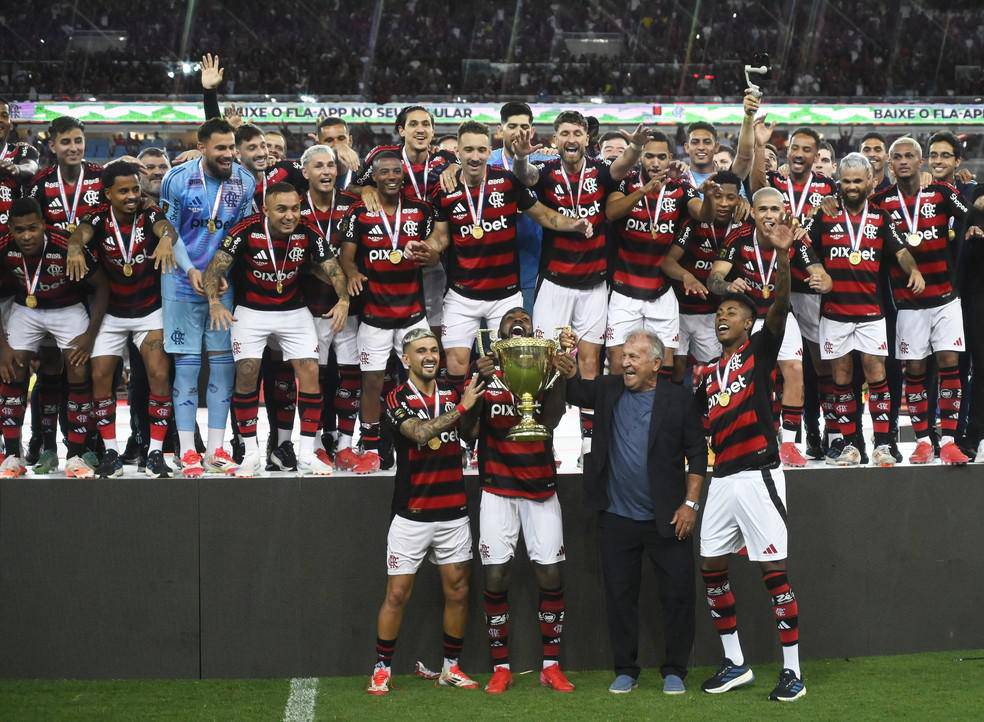 Zico entrega trofeu do Carioca ao Flamengo