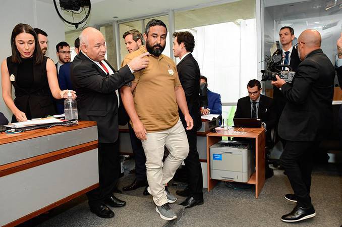 A prisao em flagrante ocorreu durante depoimento no Senado, ao negar conhecer sua socia em empresa.