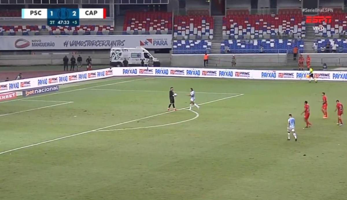 Aos 48 minutos do segundo tempo, o arbitro da partida entre Paysandu e Athletico.