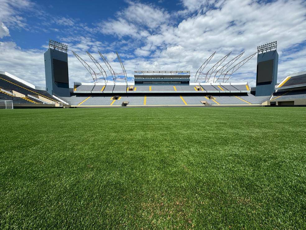Arena Barueri com gramado sintetico, novos teloes e cadeiras apos reforma