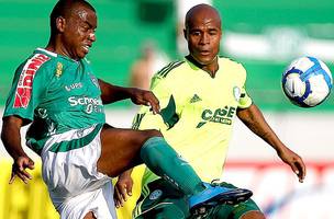 Baiano e Marcos Assuncao durante jogo entre Guarani e Palmeiras, em 2010 (Foto: Agencia Estado)