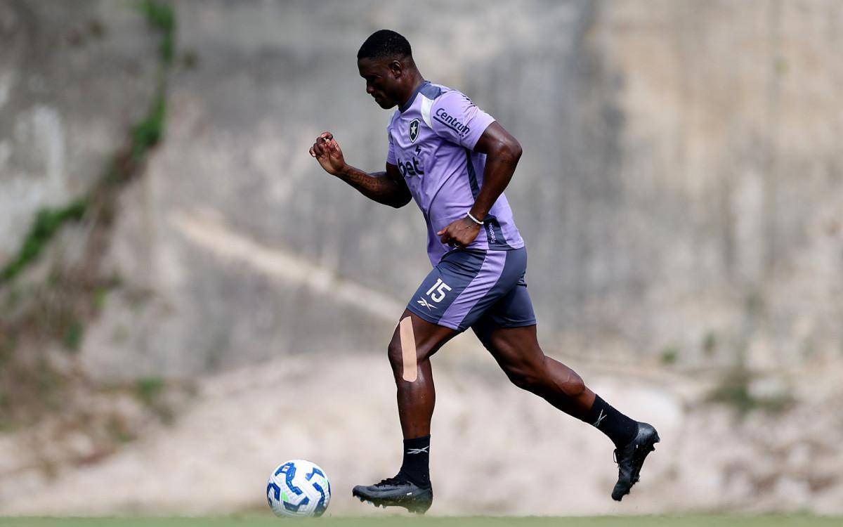 Bastos em acao durante treino do Botafogo