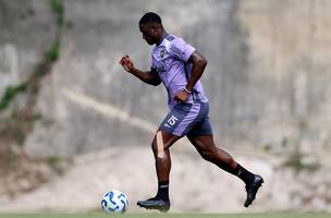 Bastos em acao durante treino do Botafogo (Foto: Vitor Silva / Botafogo)
