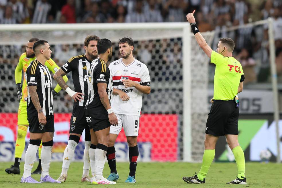 Calleri e expulso em Atletico-MG x Sao Paulo