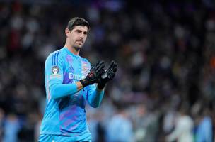 Courtois pede desculpas a torcida do Real Madrid apos derrota para o Arsenal (Foto: Manu Fernandez / AP)