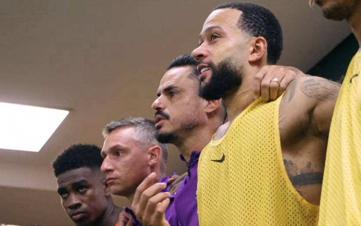 Depay discursa no vestiario apos vitoria do Corinthians