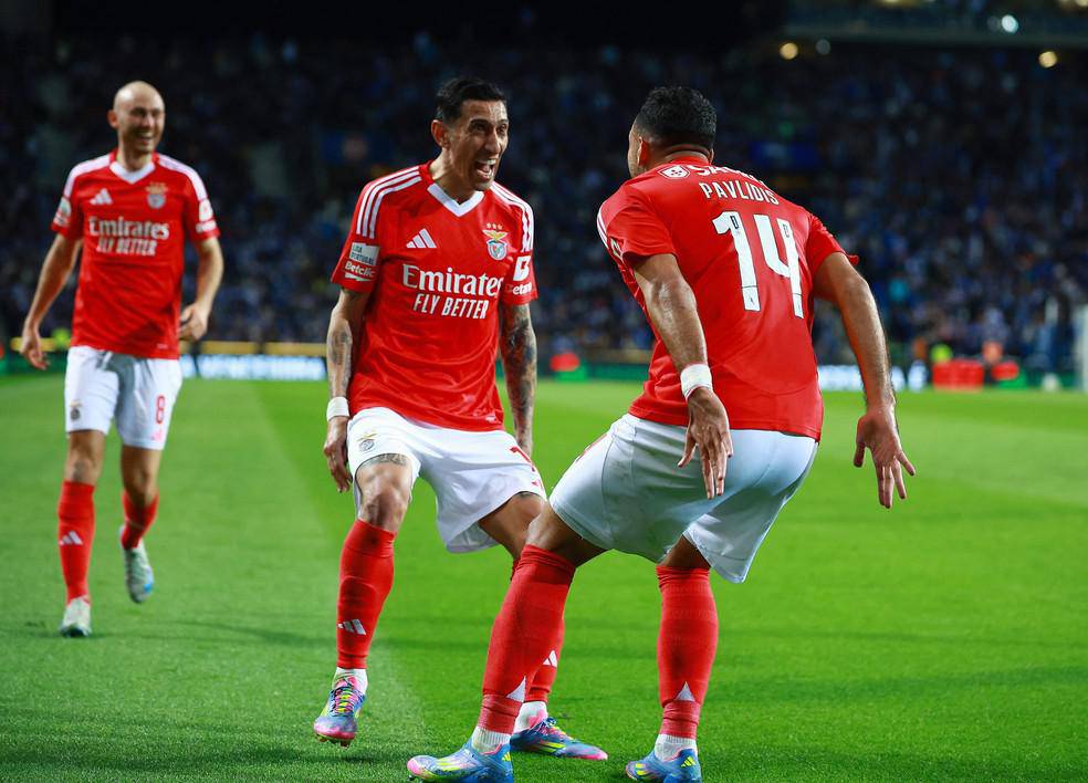 Di Maria e Pavlidis comemoram gol do Benfica sobre o Porto