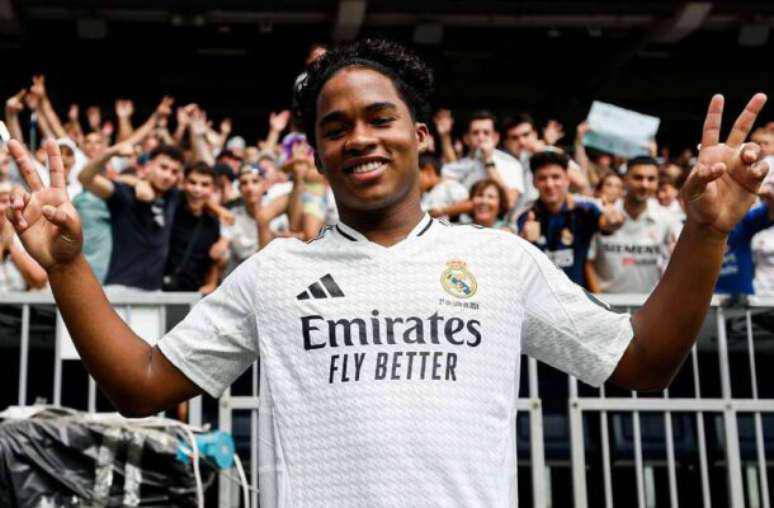Endrick comemora com Mbappe o gol do Real Madrid contra o Stuttgart