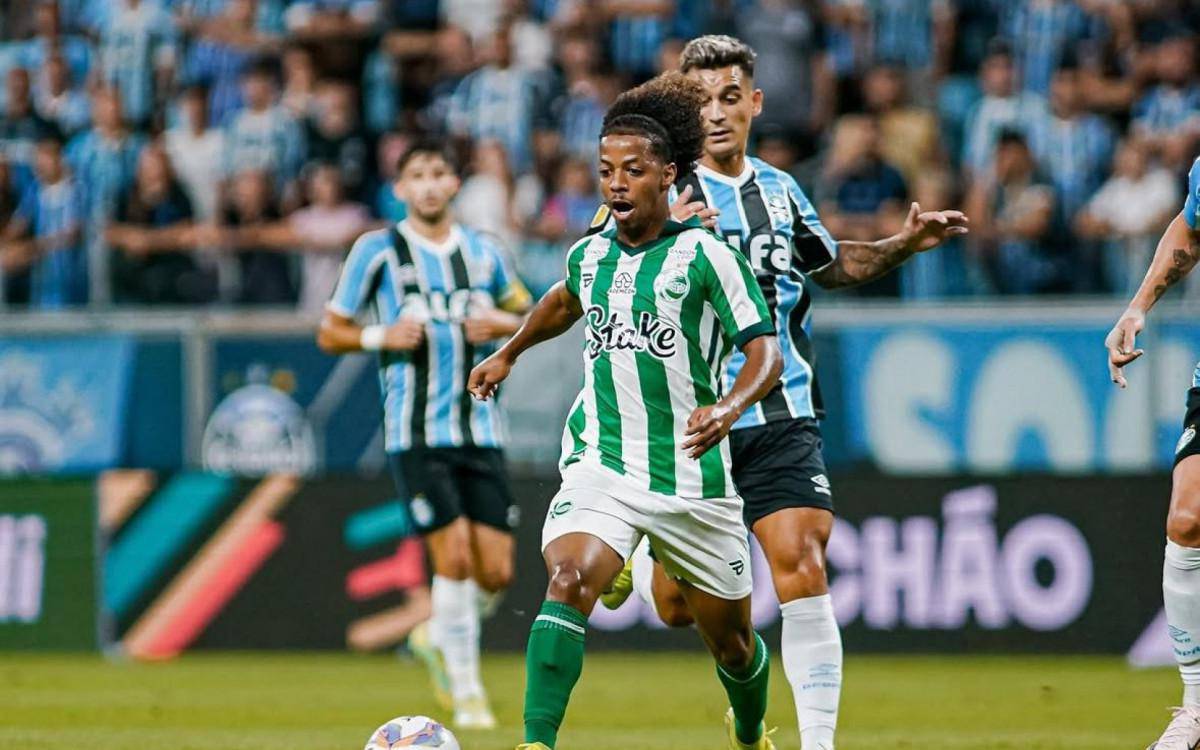 Enio em acao durante jogo do Juventude