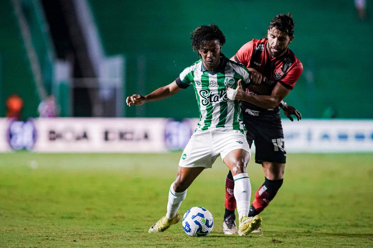 Enio na partida de estreia pela competicao nacional.