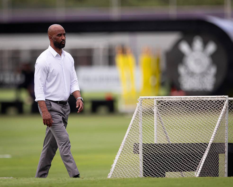 Fabinho Soldado acompanha de perto treino do Corinthians