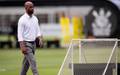 Fabinho Soldado acompanha de perto treino do Corinthians (Foto: Rodrigo Coca / Ag.Corinthians