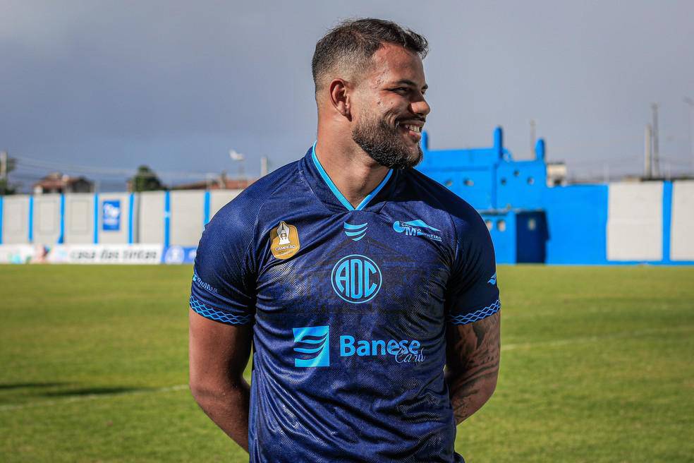 Igo Gabriel com terceiro uniforme do Confianca para temporada 2024