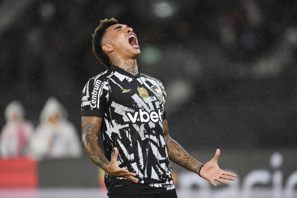 Igor Jesus comemora gol do Botafogo contra o Juventude