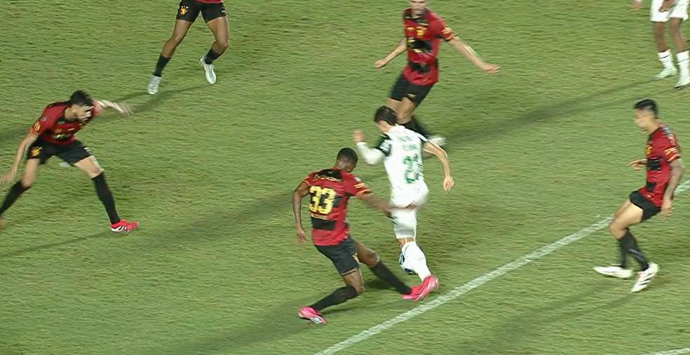 Imagens do VAR no lance de penalti de Sport e Palmeiras