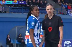 Jogadora do Barcelona e acusada de assedio durante partida da LaLiga feminina (Foto: Reproducao / Emporio do Esporte Feminino)