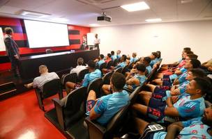 Jogadores do Flamengo durante palestra sobre apostas esportivas no Ninho (Foto: Divulgacao / Flamengo)